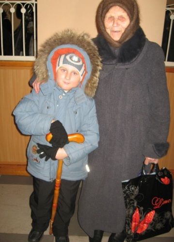 Пелагея Романовна Денисова и внук Денис